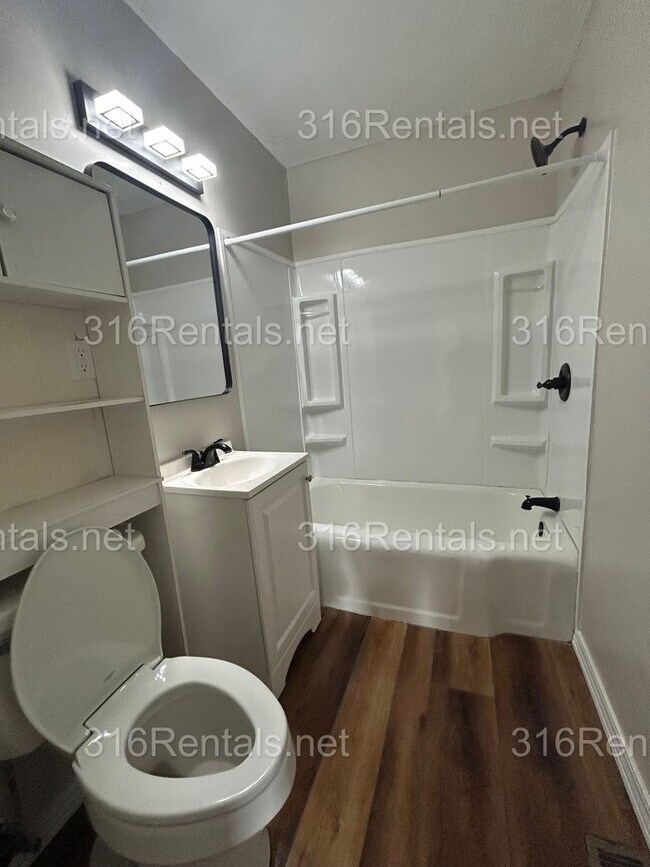 Building Photo - $1345 - 4 bed 1 bath - Single Family Home