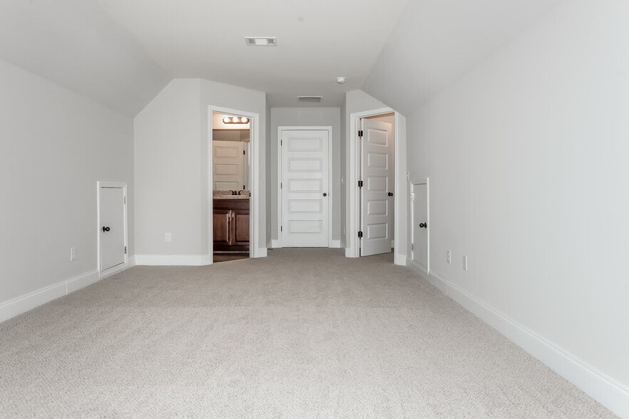 Building Photo - 1153 Pebble Ridge Dr