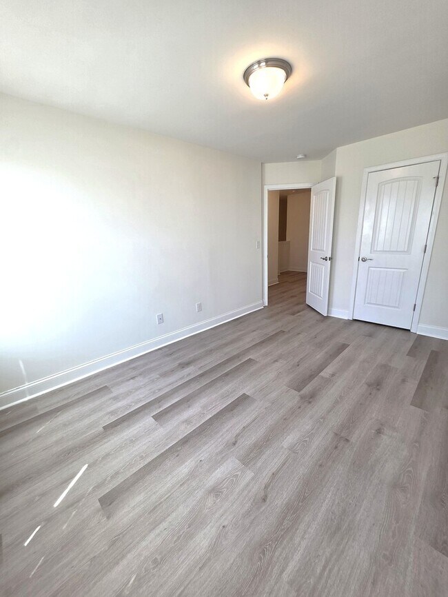 Building Photo - Great 3 bed Townhouse with 1 car garage!