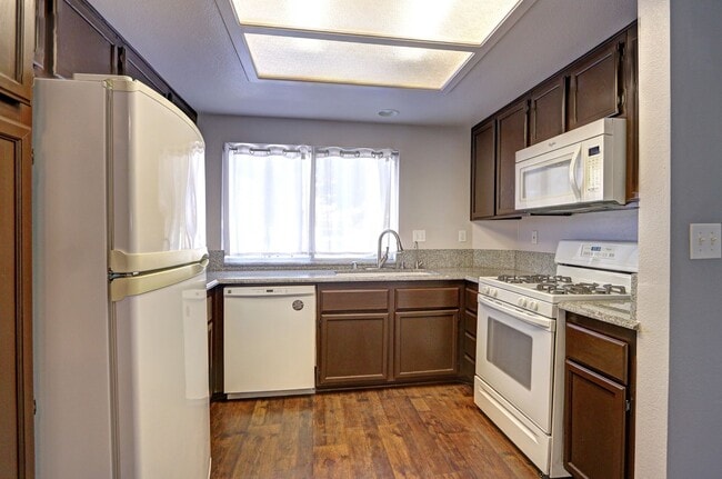 Building Photo - 1521 Desert Ridge Ave