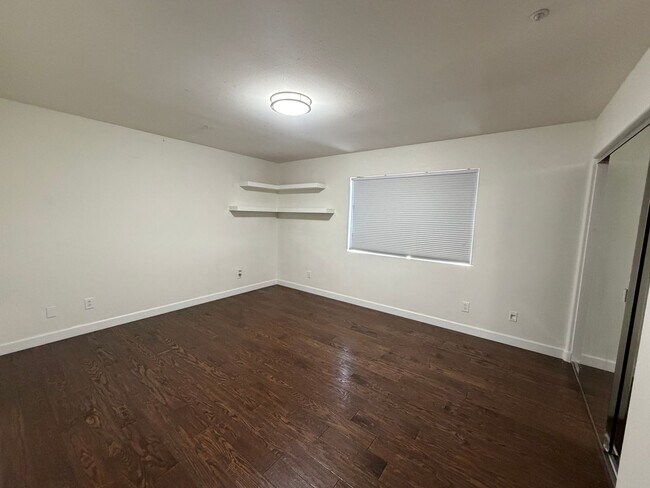 Building Photo - 841 Rosebud Dr