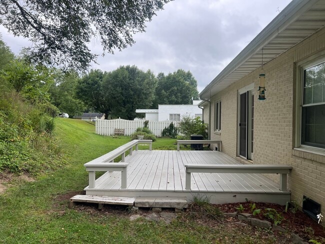 Building Photo - One Level Home! 3or 4 bedroom 1 bath with extra-large den, garage and extra storage on almost an ...