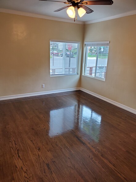 Building Photo - 421 N Ditmar St