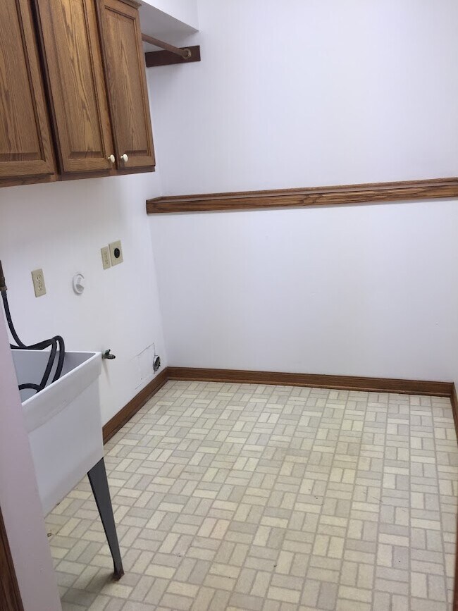 Laundry Room w/tub hook-ups - 701 Mink Ranch Rd