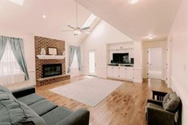 Building Photo - Gorgeous 4 bed, 3 bath in Great Bridge!
