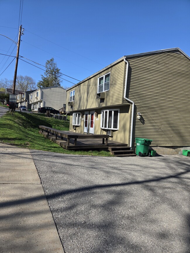 Building Photo - 496 Mercer Rd