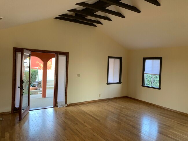 Building Photo - 1638 W Kilbourn St