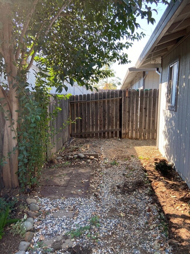 Building Photo - Charming duplex in Folsom!