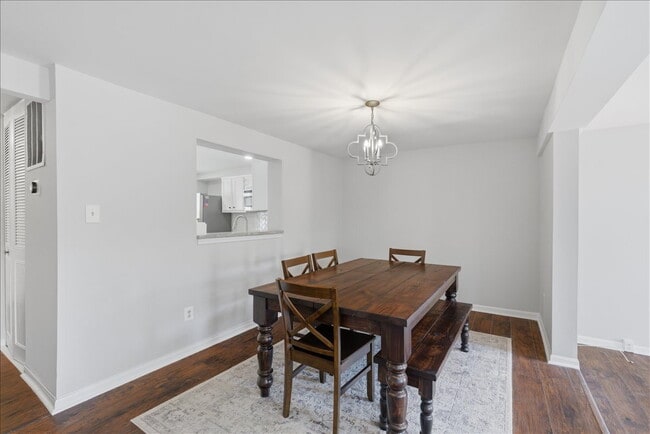 Building Photo - Updated 3BR / 2.5BA Townhome in Summit Chase – Over 1,900 Sq Ft with Deck & Fenced Patio!