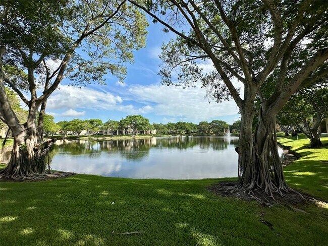 Building Photo - 641 Cypress Lake Blvd