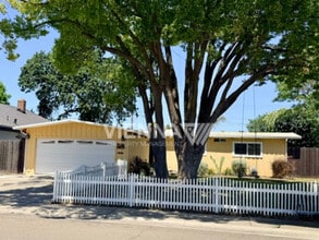 Building Photo - Gorgeous Sacramento Home with a POOL!!
