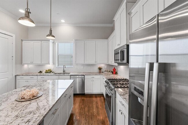 Building Photo - 5815 E Post Oak Ln
