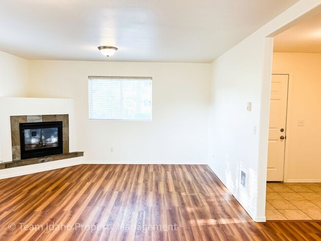 Building Photo - Beautiful 4 bedroom 3 bath townhouse w/att...