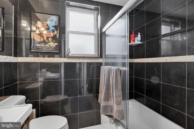 Building Photo - 1540 S Mole St