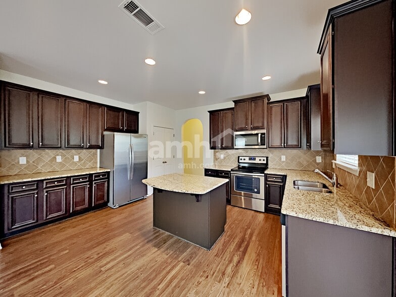 Building Photo - 402 Cleburne Pl