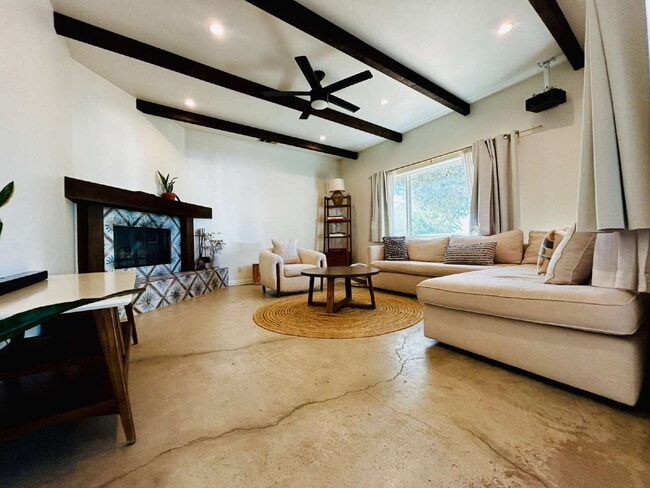 Building Photo - Gorgeous, renovated home on 2 acres in quiet neighborhood.