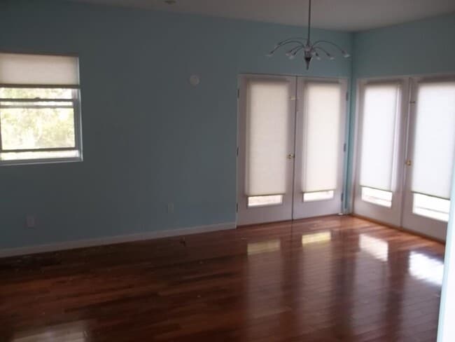 Building Photo - Beautiful 4 bed 2.5 bath