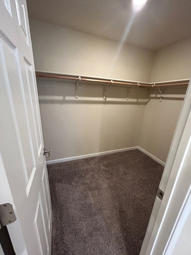 Building Photo - 4 bedroom 3 bathroom in Hanford!