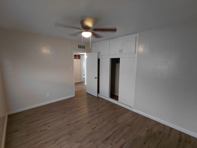 Building Photo - 721 N Preston Dr