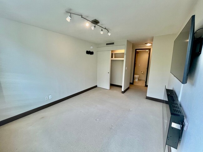 Building Photo - Gorgeous 2bd/2bath Downtown Condo - With F...