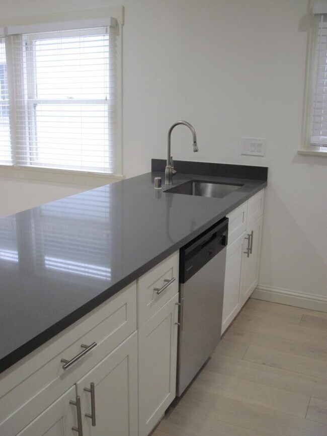 Building Photo - 1 bedroom in Oakland CA 94612