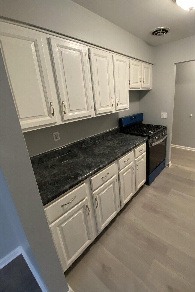 Building Photo - 16 N End Dr