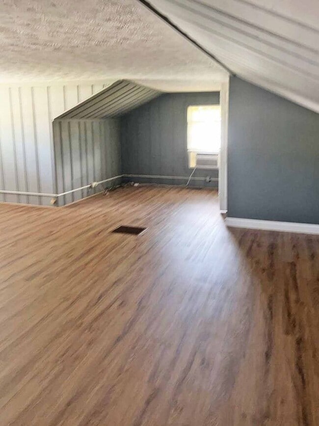 Building Photo - QUN 217-219