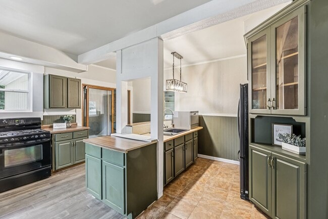 Building Photo - Charming 3-Bedroom Home with Spacious Backyard