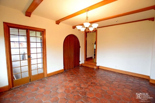 Building Photo - Timeless 4 Bedroom in West Montclair