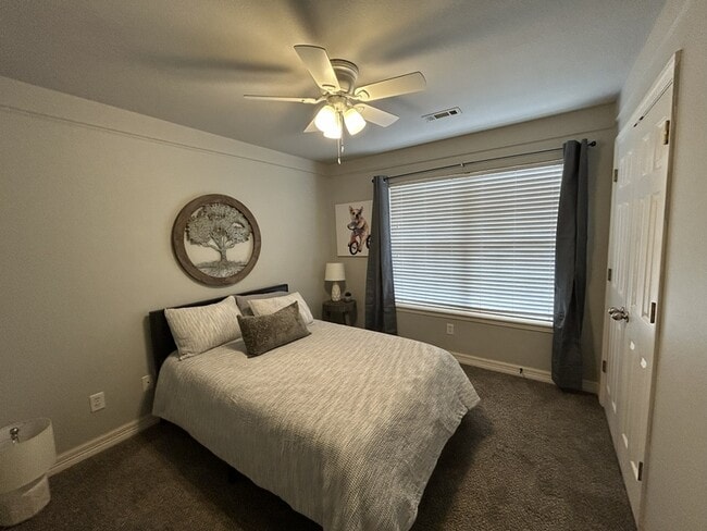 Building Photo - 4800 SW Golden Eagle Ave