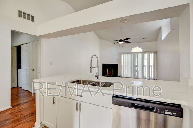 Building Photo - 525 E Lake Cir