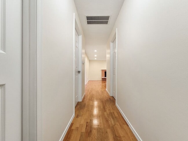 Building Photo - Charming Rambler with Ample Parking and Great Location