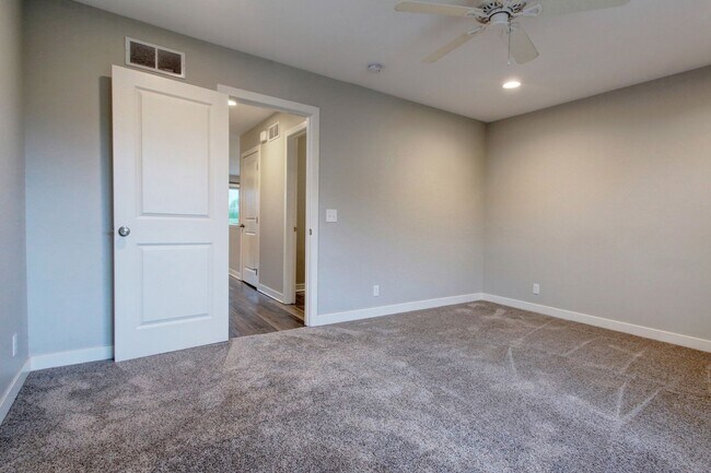 Building Photo - Spacious 2 Bed/2 Bath Condo in Prime Location