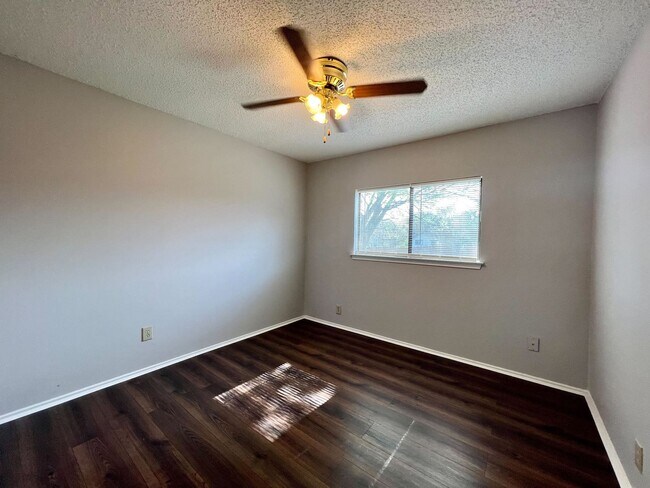 Building Photo - *MOVE IN SPECIAL* Charming 3BR Home Near Randolph AFB with Fireplace & Covered Patio!