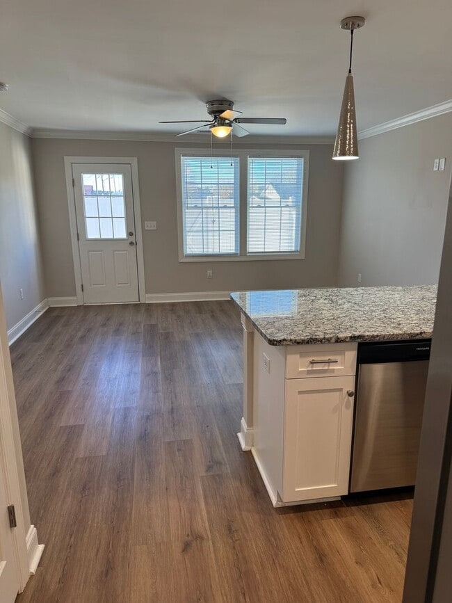 Building Photo - 1006 10th Ave NE