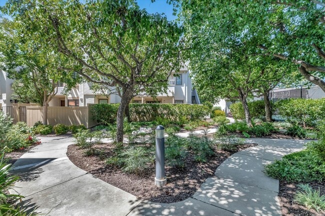 Building Photo - Hamilton Place Townhome