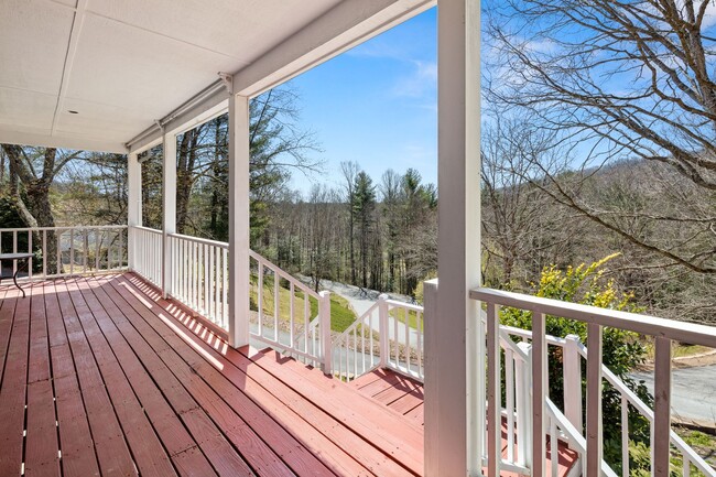 Building Photo - Spacious Cape Cod-Style Home in South Asheville