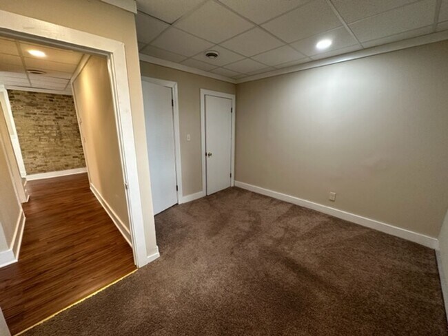 Building Photo - $1795 – 3 BA, 1 BA Lower Flat with Central Air - Close to UWM - 2500 N Bartlett