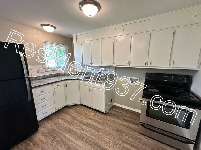 Building Photo - Newly Updated 4 Bed 2 bath home