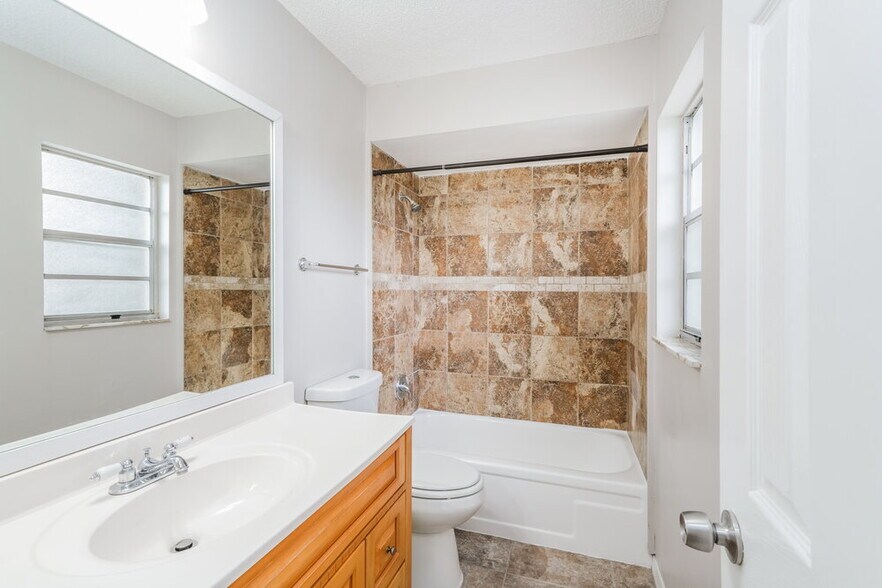 Building Photo - 634 Hemlock Ln