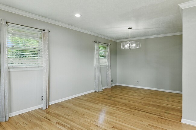 Building Photo - Spacious 4-Bedroom Home for Rent in Desira...