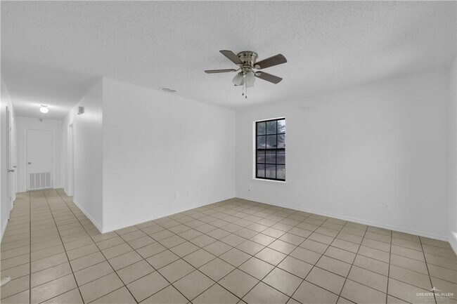 Building Photo - 13 Goldenrod Ave