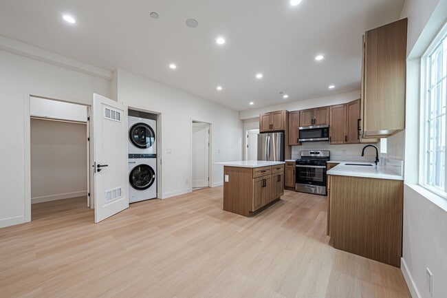 Building Photo - Modern Upstairs 3-Bedroom at 4222 1/2 | 1....