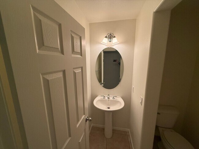 Building Photo - 5 Bedrooms 3.5 Bath in Willow Walk!