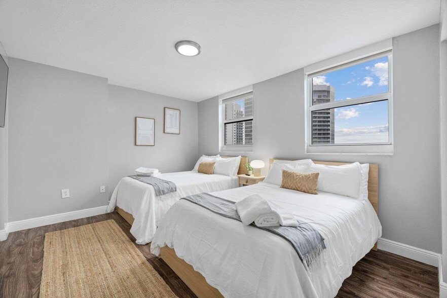 Building Photo - 1 SE 12th St