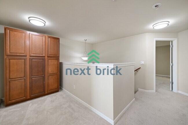 Building Photo - "Spacious 4-Bed Townhouse Retreat: 3.5 Baths & 2400 sq ft of Comfort in Auburn, WA!"