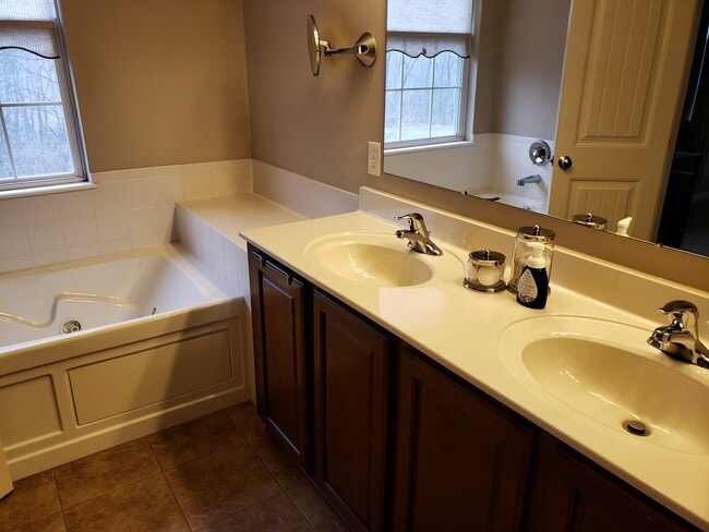 Building Photo - 1059 Bluffway Dr