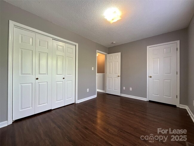 Building Photo - 1520 N Main Ave