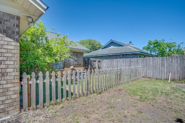 Building Photo - Modern and updated 3/ 2 bath ranch home in Old Hickory Subdivision of SW Pensacola Near NAS and P...
