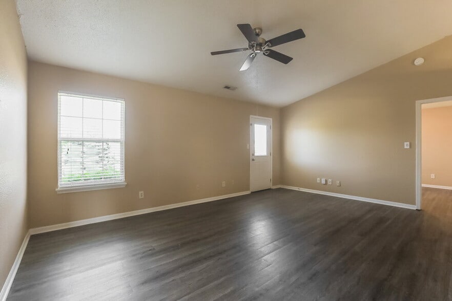 Building Photo - 1418 Green Spring Way